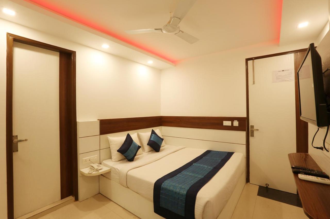 Hotel Ark Wood New Delhi Exterior photo