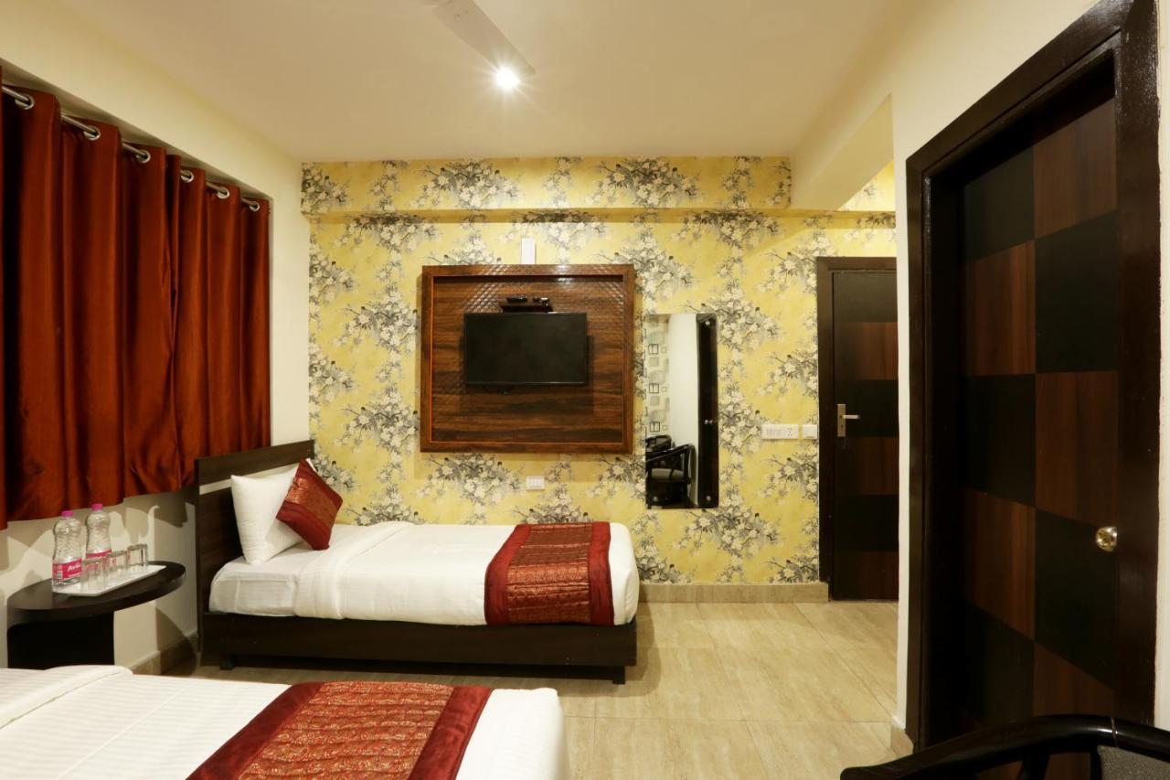 Hotel Ark Wood New Delhi Exterior photo