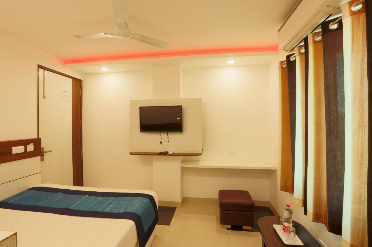 Hotel Ark Wood New Delhi Exterior photo